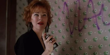 Catherine O'Hara em 'Os Fantasmas se Divertem', de Tim Burton (Crédito: Warner Bros./Divulgação)