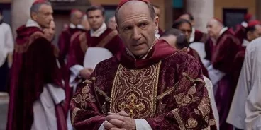 Ralph Fiennes brilha em 'Conclave', filme que foi um dos mais indicados ao Oscar 2025 (Crédito: Diamond Films)