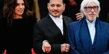 Johnny Depp no Festival de Cannes, ao lado da diretora Maïwenn, para a estreia de Jeanne du Barry (2023). (Créditos: IMDB)