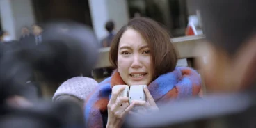 Diretora Shiori Ito em cena de Quatro Paredes (Black Box Diaries), documentário indicado ao Oscar 2025