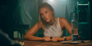 Charlotte Kirk vive Scarlett, uma criminosa em ascensão no mundo do tráfico de diamantes (Créditos: Adrenalina Pura+)
