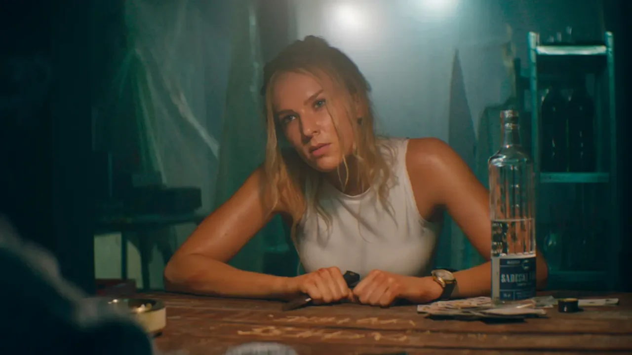 Charlotte Kirk vive Scarlett, uma criminosa em ascensão no mundo do tráfico de diamantes (Créditos: Adrenalina Pura+)