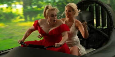 Rebel Wilson e Anna Camp em cena caótica de Duro de Casar (Créditos: Sofá Digital)