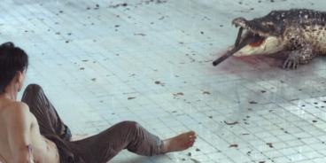 Imagem do filme tailandês A Piscina (The Pool, 2018), dirigido por Ping Lumpraploeng. A história acompanha um homem preso em uma piscina vazia com um crocodilo mortal. (Créditos: IMDB)