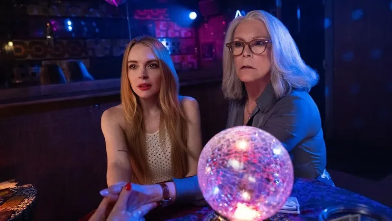 Lindsay Lohan e Jamie Lee Curtis trocam de corpo em 'Uma Sexta-Feira Mias Louca Ainda' (Crédito: Disney)