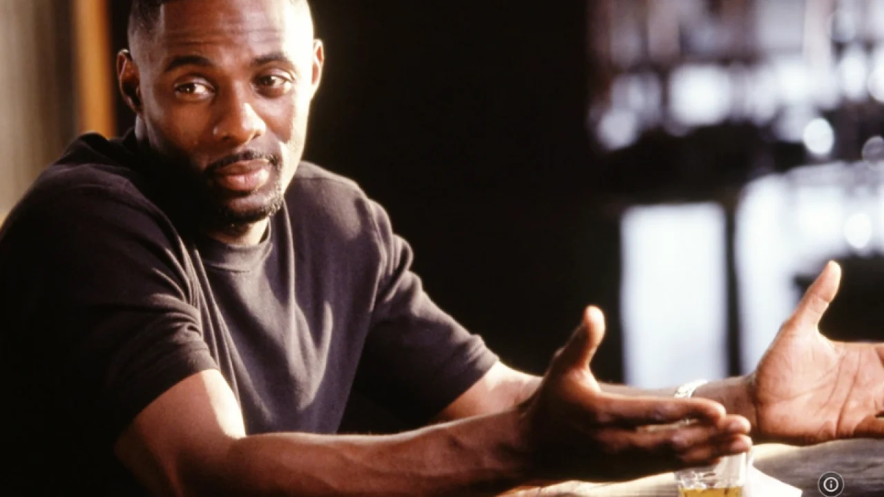 Tudo Sobre: Idris Elba ganhou destaque mundial interpretando Stringer Bell em "The Wire", série sobre o crime em Baltimore. (Créditos: IMDB)