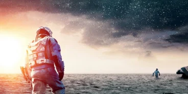 Astronautas exploram planeta coberto por oceanos, uma das sequências mais lembradas da produção. (Créditos: IMDB)