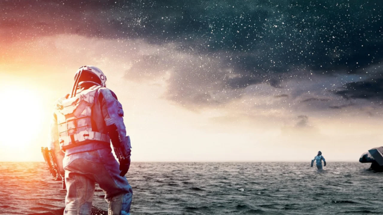 Astronautas exploram planeta coberto por oceanos, uma das sequências mais lembradas da produção. (Créditos: IMDB)