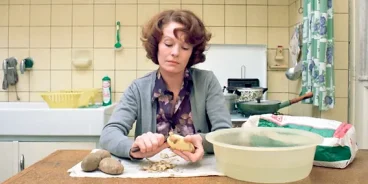 Há algo de potente em ver a protagonista descascar batatas em 'Jeanne Dielman' (Crédito: Filmicca)