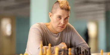 Letícia Rodrigues em cena como a poderosa Sandrão, em 'Tremembé'. Apesar do papel de destaque, a atriz desabafou em entrevista sobre a realidade financeira da profissão: "É ir ao mercado e poder escolher o pão que eu quero, não o que tá em promoção" (Créditos: Prime Video)