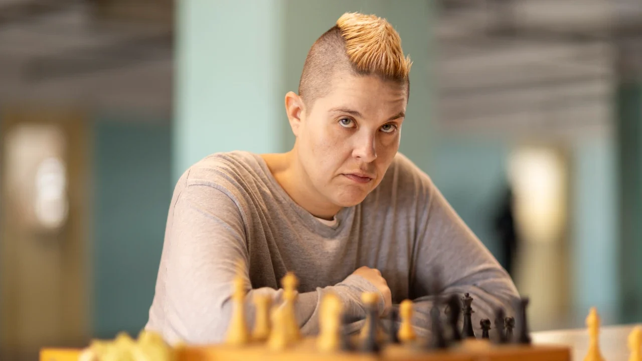 Letícia Rodrigues em cena como a poderosa Sandrão, em 'Tremembé'. Apesar do papel de destaque, a atriz desabafou em entrevista sobre a realidade financeira da profissão: "É ir ao mercado e poder escolher o pão que eu quero, não o que tá em promoção" (Créditos: Prime Video)