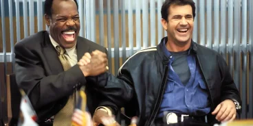 Danny Glover como o detetive Roger Murtaugh e Mel Gibson como o detetive Martin Riggs (Créditos: TMDb)