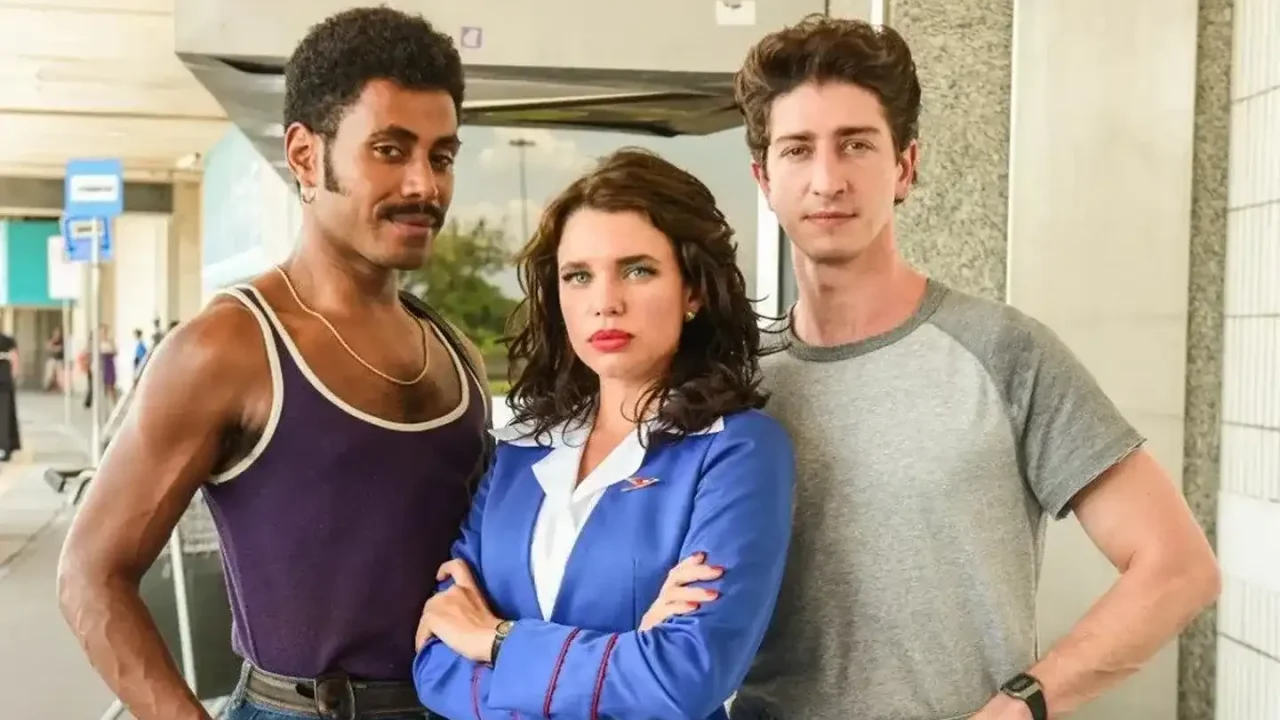 'Máscaras de Oxigênio Não Cairão Automaticamente' nova série da HBO Max. Com Johnny Massaro, Bruna Linzmeyer e Ícaro Silva. (Crédito: TMDB)