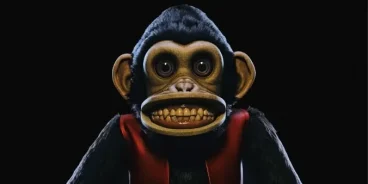 'O Macaco' atualiza conto de Stephen King para rir da indústria e do público