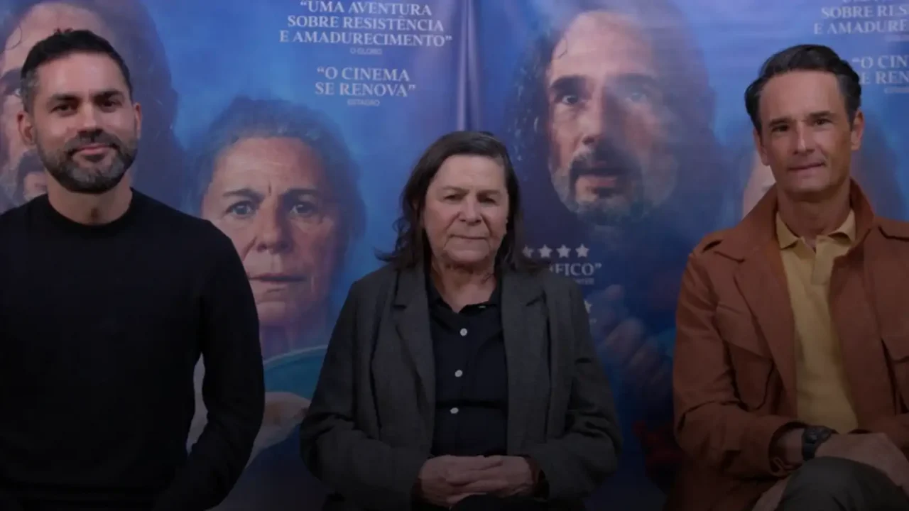 O diretor Gabriel Mascaro, a atriz Denise Weinberg e o ator Rodrigo Santoro em entrevista exclusiva ao Filmelier, onde fizeram um apelo pelo cinema nacional na estreia de O Último Azul (Crédito: Vitrine Filmes / Filmelier)