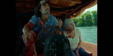 Rodrigo Santoro como Cadu e Denise Weinberg como Tereza, em jornada de descoberta e resistência pelos rios da Amazônia em 'O Último Azul' (Crédito: Vitrine Filmes)