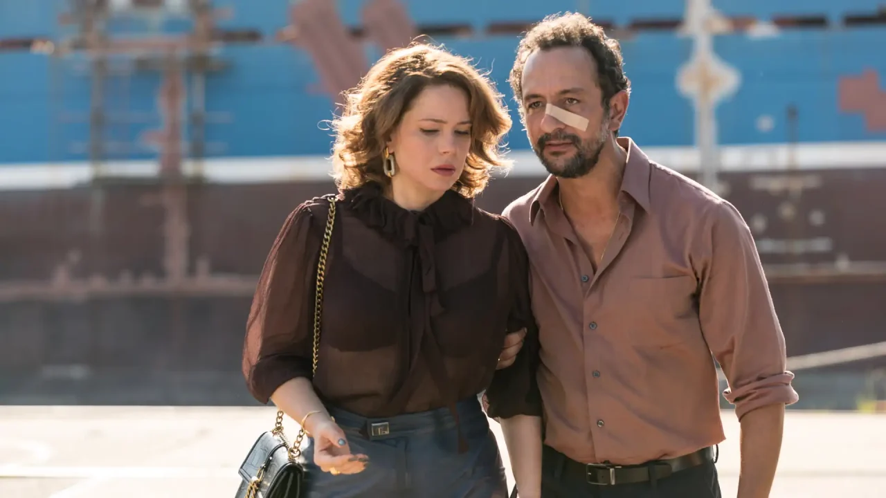 Leandra Leal e Irandhir Santos interpretam um casal envolvido em crimes e manipulação em Os Enforcados (Créditos: Gullane)