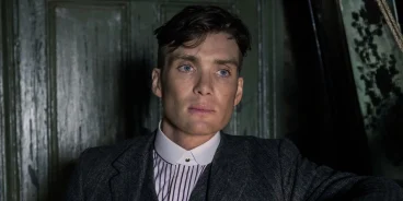  O ator Cillian Murphy interpretando o personagem Thomas Shelby, protagonista da série Peaky Blinders.
