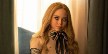 El terror de M3GAN reside en su mirada 'perfecta' e inquietante. La película usa el humor ácido para crear una crítica poderosa sobre la inteligencia artificial volviéndose protectora hasta las últimas y más violentas consecuencias (Créditos: Universal Pictures)