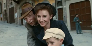 Roberto Benigni, Nicoletta Braschi, and Giorgio Cantarini in La vida es bella (1997) (Créditos: TMDB)