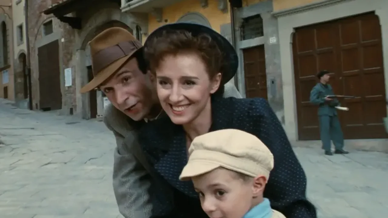 Roberto Benigni, Nicoletta Braschi, and Giorgio Cantarini in La vida es bella (1997) (Créditos: TMDB)