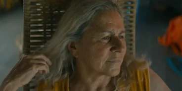 Denise Weinberg, que vive a protagonista Tereza, em cena de O Último Azul. Na entrevista, a atriz detalha a jornada de resistência e "pulsão de vida" da personagem (Crédito: Vitrine Filmes)