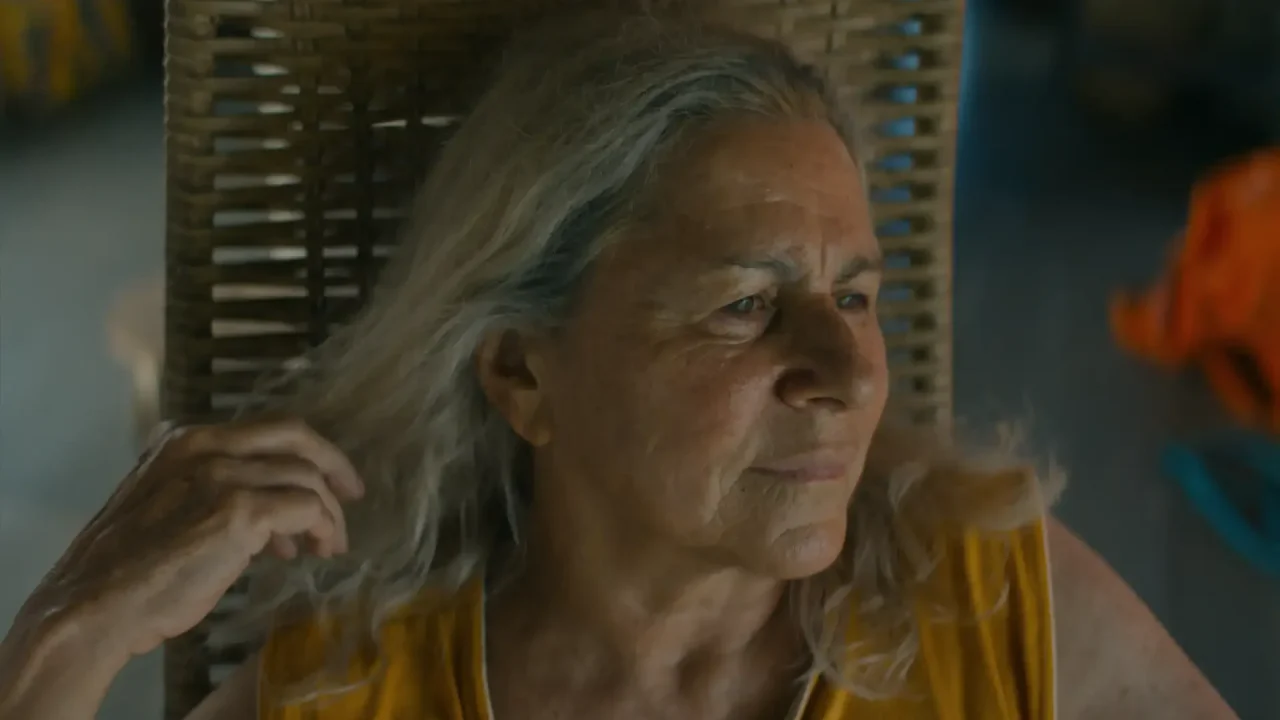 Denise Weinberg, que vive a protagonista Tereza, em cena de O Último Azul. Na entrevista, a atriz detalha a jornada de resistência e "pulsão de vida" da personagem (Crédito: Vitrine Filmes)