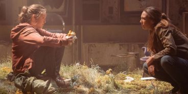 Ellie (Bella Ramsey) e Tess (Anna Torv) no episódio 2 de 'The Last of Us' (Crédito: HBO)