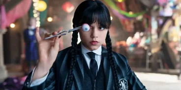 Jenna Ortega interpreta Wandinha, protagonista da série de sucesso da Netflix, em cena na Escola Nevermore (Créditos: Netflix)