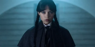 Jenna Ortega como a protagonista Wandinha na 2ª temporada da série da Netflix (Créditos: Netflix)