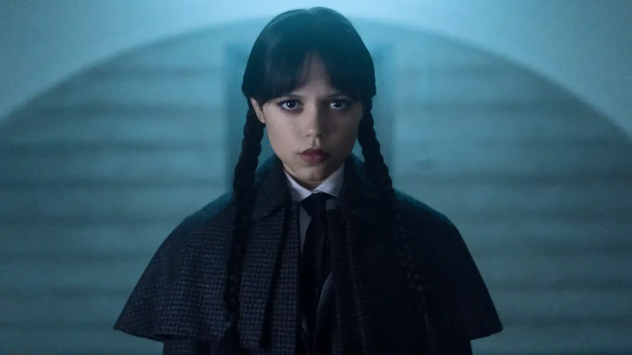 Jenna Ortega como a protagonista Wandinha na 2ª temporada da série da Netflix (Créditos: Netflix)