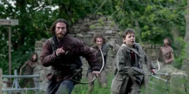 Aaron Taylor-Johnson and Alfie Williams in 28 Years Later (2025) (Créditos: IMDB)