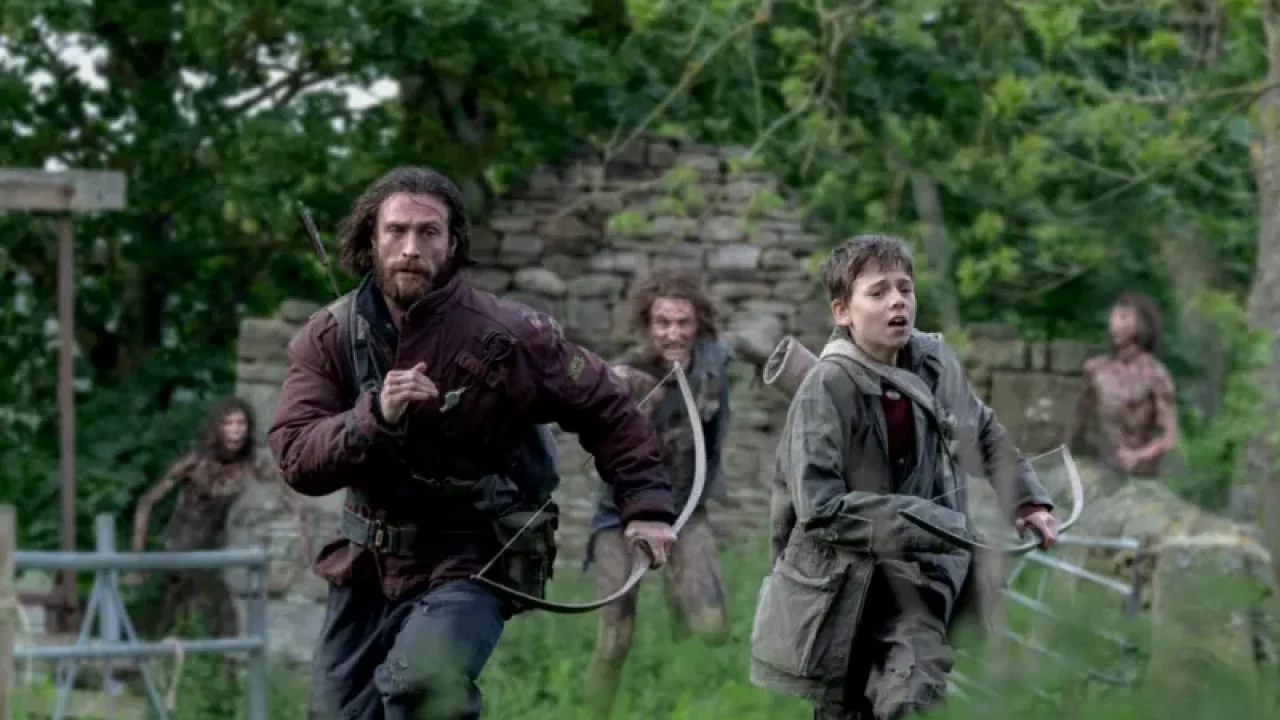 Aaron Taylor-Johnson and Alfie Williams in 28 Years Later (2025) (Créditos: IMDB)